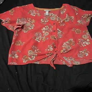 Floral/ coral button down tied top. Size large